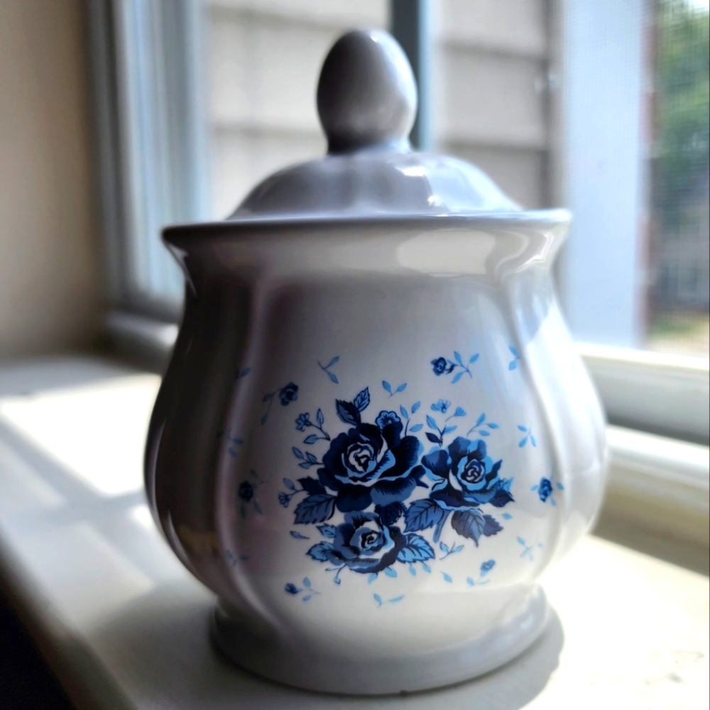 Ceramic white with blue roses‎ - lidded sugar container